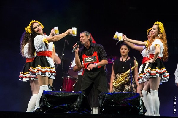 A Banda Chucruts criou um clima de Oktoberfest no palco do Engenho