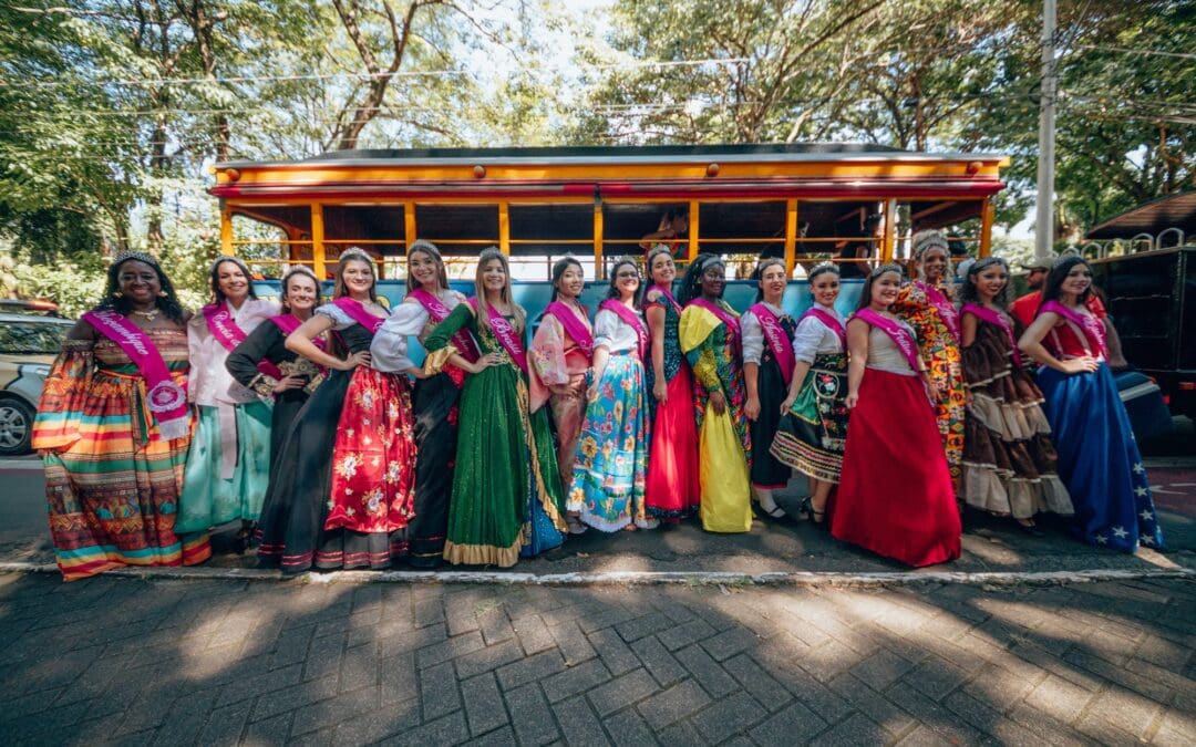 Rainhas da 40ª Festa das Nações desfilaram por Piracicaba no sábado, 03/05