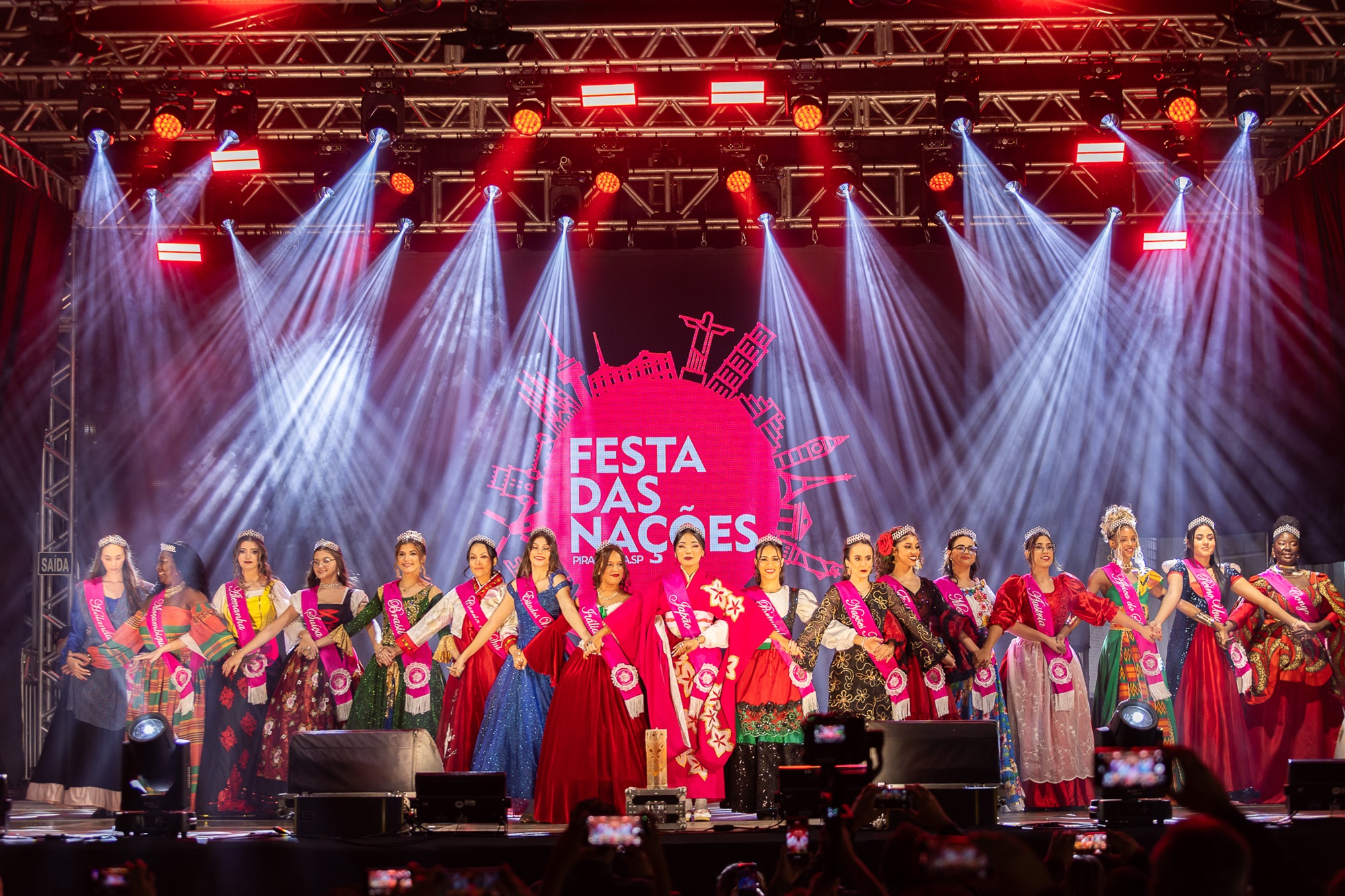 Rainhas da festa se apresentam todos os dias